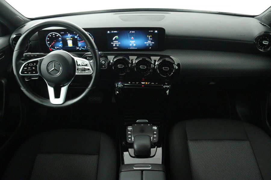 Mercedes-Benz A-Klasse 180 Business Solution (ACHTERUITRIJCAMERA, CRUISE CONTROL, NAVIGATIE, PARKEERSENSOREN)
