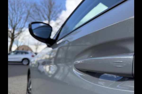 Peugeot 208 1.2 Hybrid 110 e-DCS6 Allure VAN €25.900,- NU VOOR SLECHTS €22.877,- Uw LENTEVOORDEEL €3.023,-FABRIEKSGARANTIE t/m 03-2027 | TOPSTAAT! | KEYLESS ENTRY | APPLE CARPLAY-ANDROID AUTO| PARKEERSENSOREN VOOR EN ACHTER |