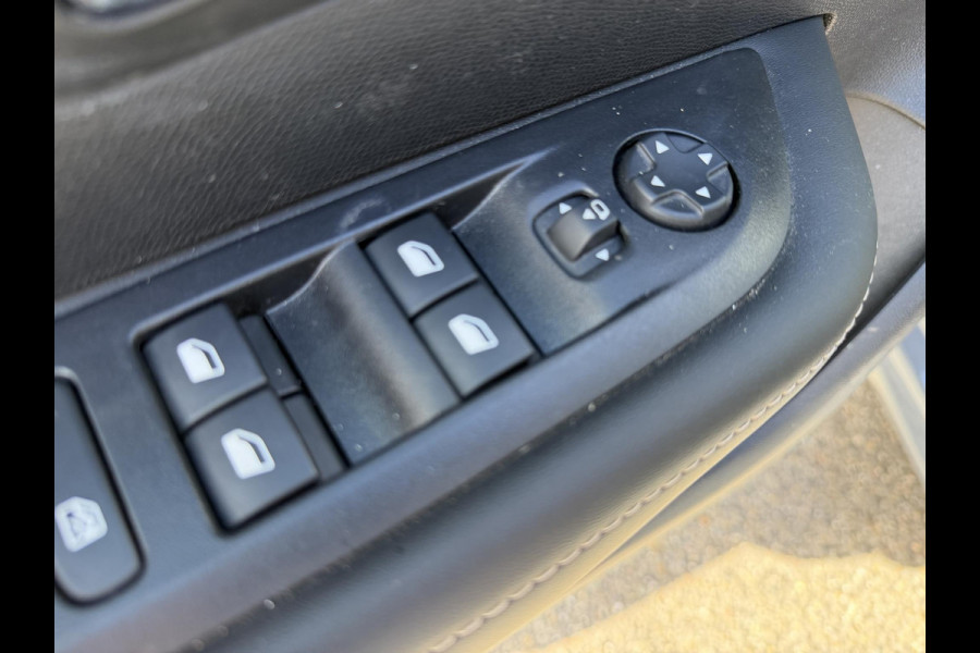 Peugeot 208 1.2 Hybrid 110 e-DCS6 Allure VAN €25.900,- NU VOOR SLECHTS €22.877,- Uw LENTEVOORDEEL €3.023,-FABRIEKSGARANTIE t/m 03-2027 | TOPSTAAT! | KEYLESS ENTRY | APPLE CARPLAY-ANDROID AUTO| PARKEERSENSOREN VOOR EN ACHTER |