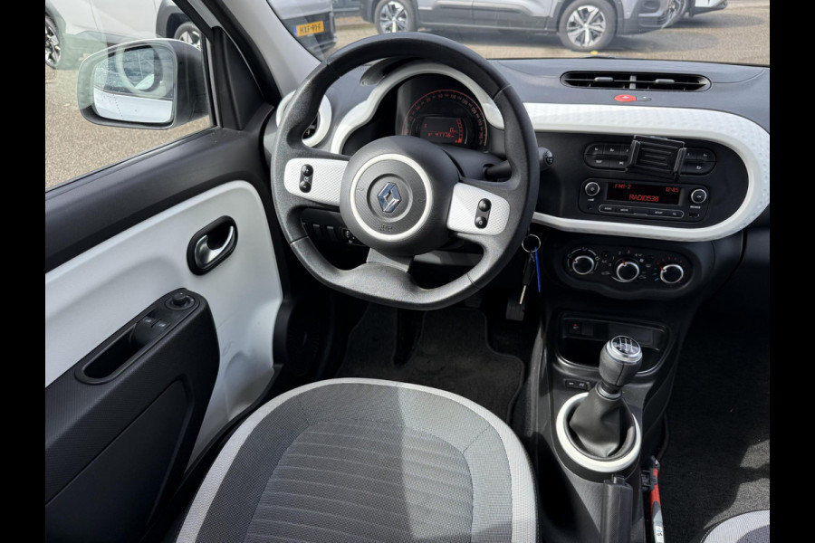 Renault Twingo 1.0 SCe Collection VAN € 12.900,- VOOR € 9.999- UW LENTEVOORDEEL: € 2.901-! | 47.000 KM | ORIGINEEL NL AUTO | CRUISE CONTROL | PARKEERSENSOREN | ALL SEASON BANDEN | RIJKLAAR GELEVERD MET 12 MND BOVAG GARANTIE |