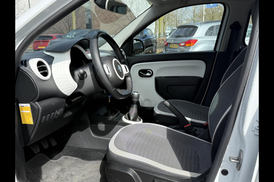 Renault Twingo 1.0 SCe Collection VAN € 12.900,- VOOR € 9.999- UW LENTEVOORDEEL: € 2.901-! | 47.000 KM | ORIGINEEL NL AUTO | CRUISE CONTROL | PARKEERSENSOREN | ALL SEASON BANDEN | RIJKLAAR GELEVERD MET 12 MND BOVAG GARANTIE |