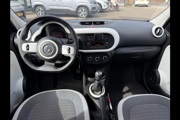 Renault Twingo 1.0 SCe Collection VAN € 12.900,- VOOR € 9.999- UW LENTEVOORDEEL: € 2.901-! | 47.000 KM | ORIGINEEL NL AUTO | CRUISE CONTROL | PARKEERSENSOREN | ALL SEASON BANDEN | RIJKLAAR GELEVERD MET 12 MND BOVAG GARANTIE |