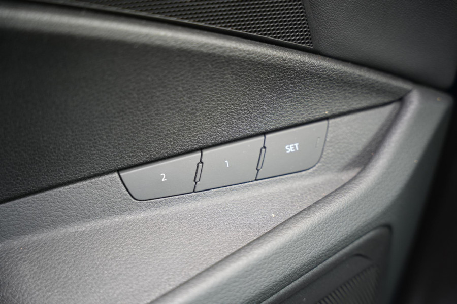 Audi e-tron e-tron 50 quattro Launch edition plus 71 kWh Panoramadak Adaptieve Cruise Leer Memory PDC