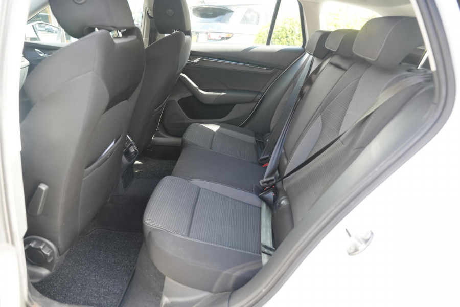 Škoda Octavia Combi 1.4 TSI iV PHEV Business Edition Adaptieve Cruise Virtual Dash Navi Trekhaak