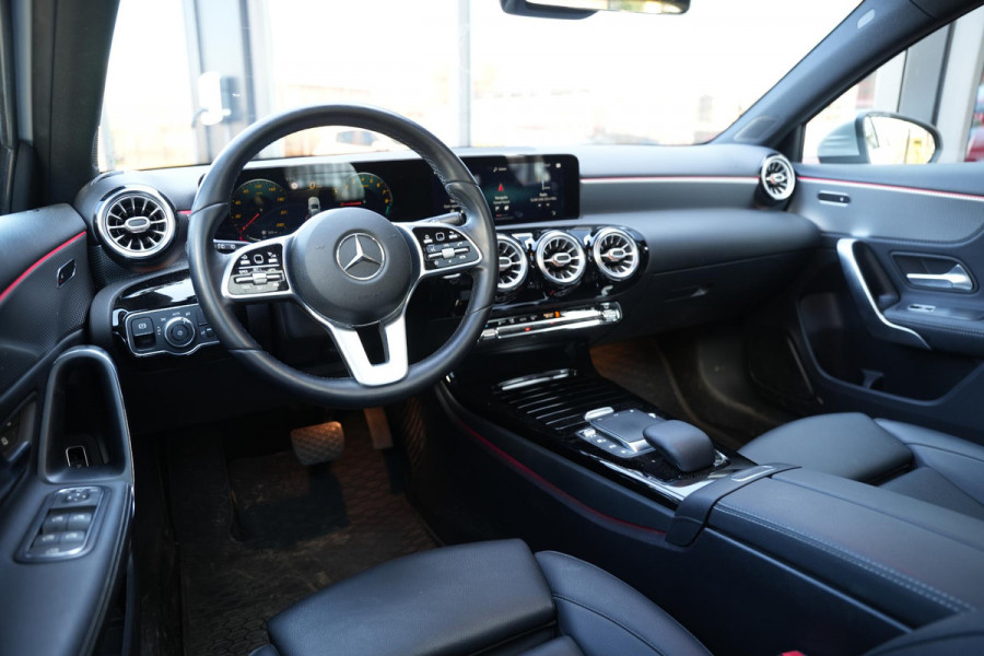Mercedes-Benz A-Klasse 250 e Premium Plus Panoramadak Widescreen Adaptieve Cruise Leer Stoelverw. Ambient