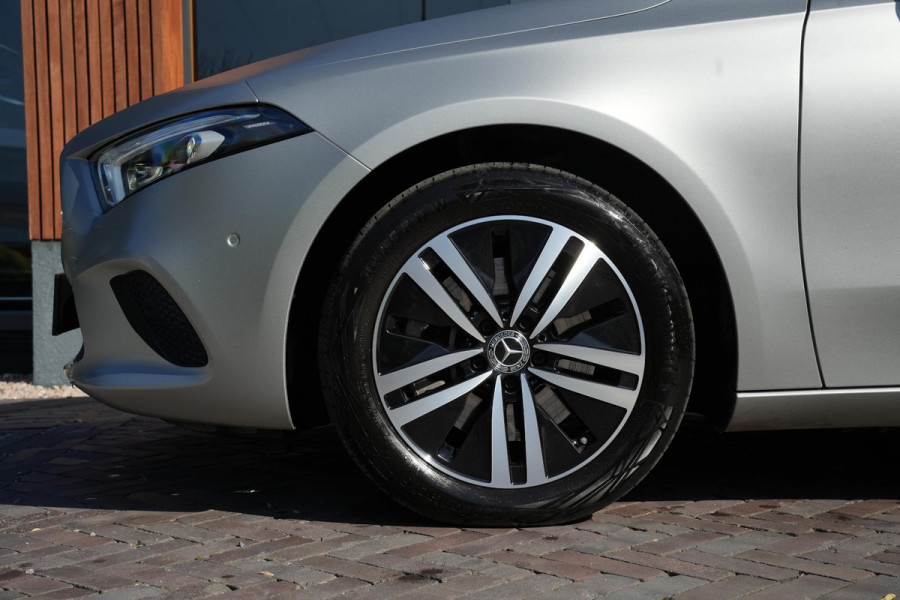 Mercedes-Benz A-Klasse 250 e Premium Plus Panoramadak Widescreen Adaptieve Cruise Leer Stoelverw. Ambient