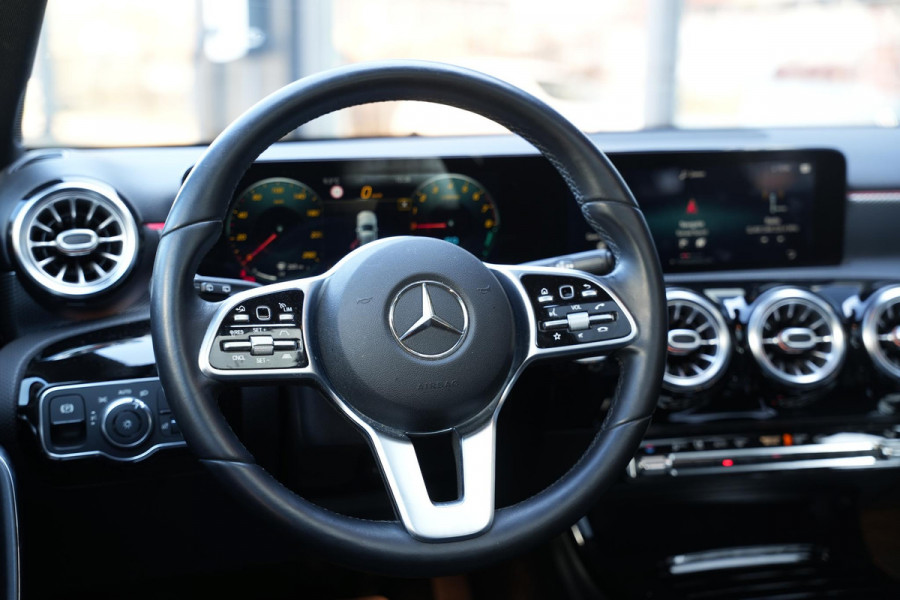 Mercedes-Benz A-Klasse 250 e Premium Plus Panoramadak Widescreen Adaptieve Cruise Leer Stoelverw. Ambient