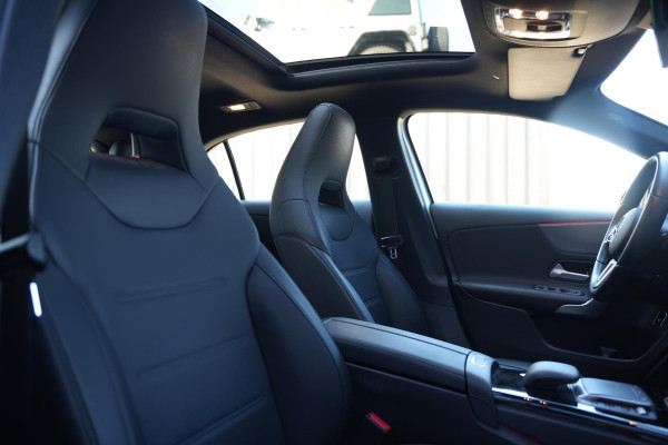 Mercedes-Benz A-Klasse 250 e Premium Plus Panoramadak Widescreen Adaptieve Cruise Leer Stoelverw. Ambient