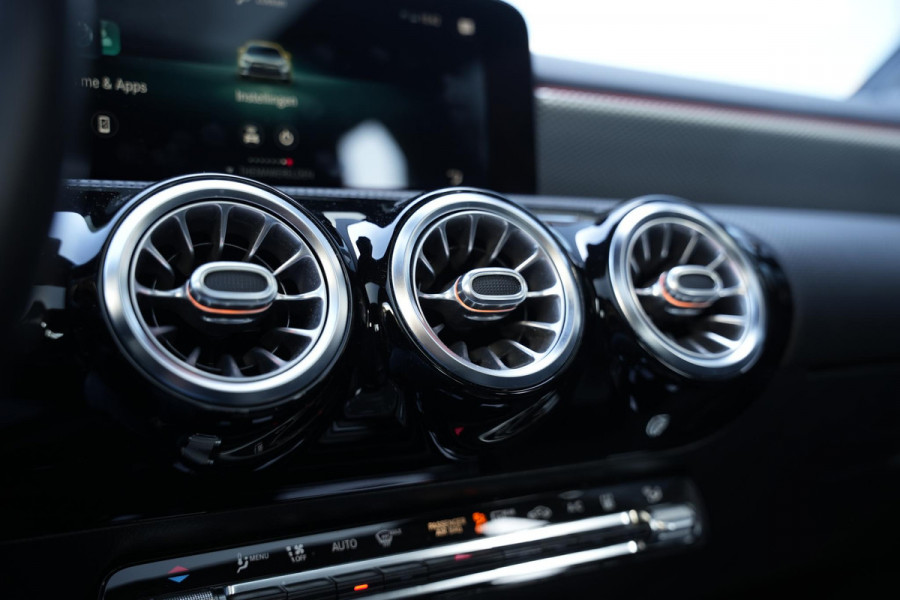 Mercedes-Benz A-Klasse 250 e Premium Plus Panoramadak Widescreen Adaptieve Cruise Leer Stoelverw. Ambient