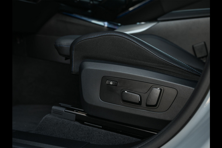 BMW X3 30e xDrive M Sport | Iconic glow grill | 360 Camera | Active cruise | Comfort access | Trekhaak | Ambiance interieur