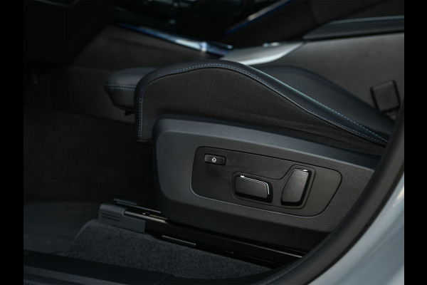BMW X3 30e xDrive M Sport | Iconic glow grill | 360 Camera | Active cruise | Comfort access | Trekhaak | Ambiance interieur