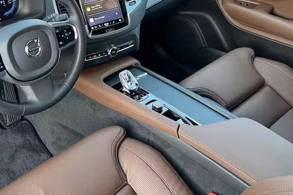 Volvo XC90 2.0 T8 Plug-in hybrid AWD Plus Dark ** PANORAMA, TREKH, B&W SOUND, LUCHTVERING, 22-inch LMV, ** 1e EIG - UNFALLFREI ** ** INFORMEER OOK NAAR ONZE AANTREKKELIJKE FINANCIAL-LEASE TARIEVEN **