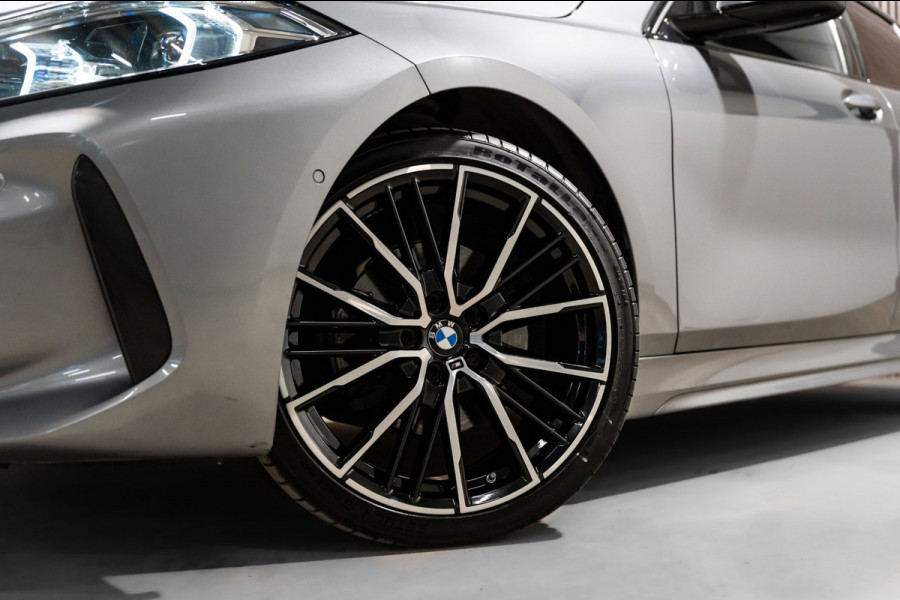 BMW 1-serie 118i M-Sport Pano HUD HK Muziek Kuipstoelen BTW