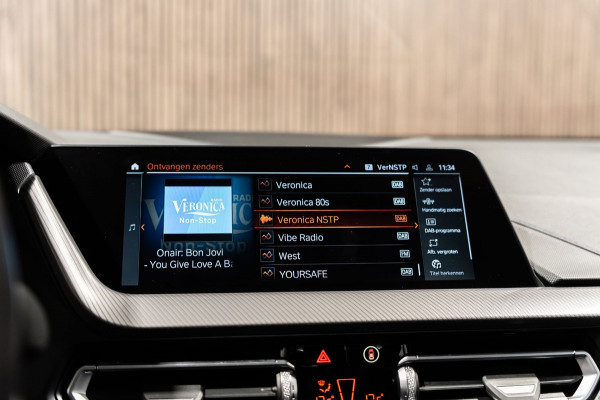 BMW 1-serie 118i M-Sport Pano HUD HK Muziek Kuipstoelen BTW