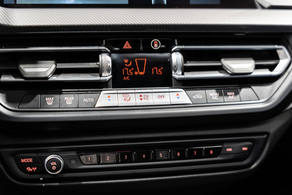 BMW 1-serie 118i M-Sport Pano HUD HK Muziek Kuipstoelen BTW