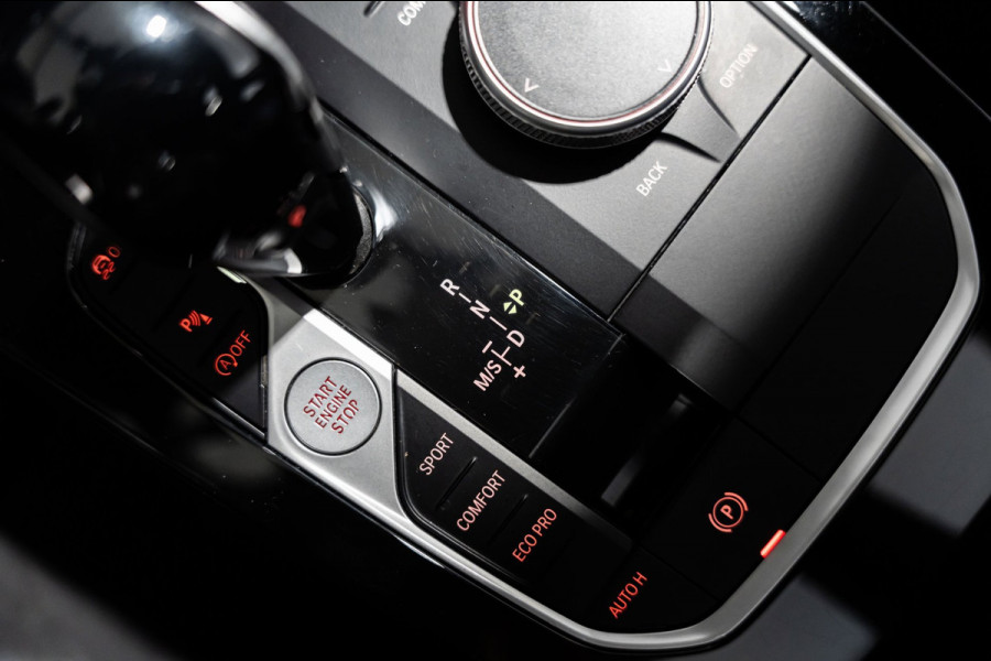 BMW 1-serie 118i M-Sport Pano HUD HK Muziek Kuipstoelen BTW