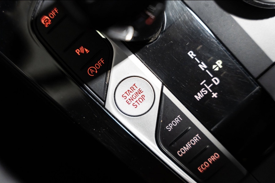 BMW 1-serie 118i M-Sport Pano HUD HK Muziek Kuipstoelen BTW