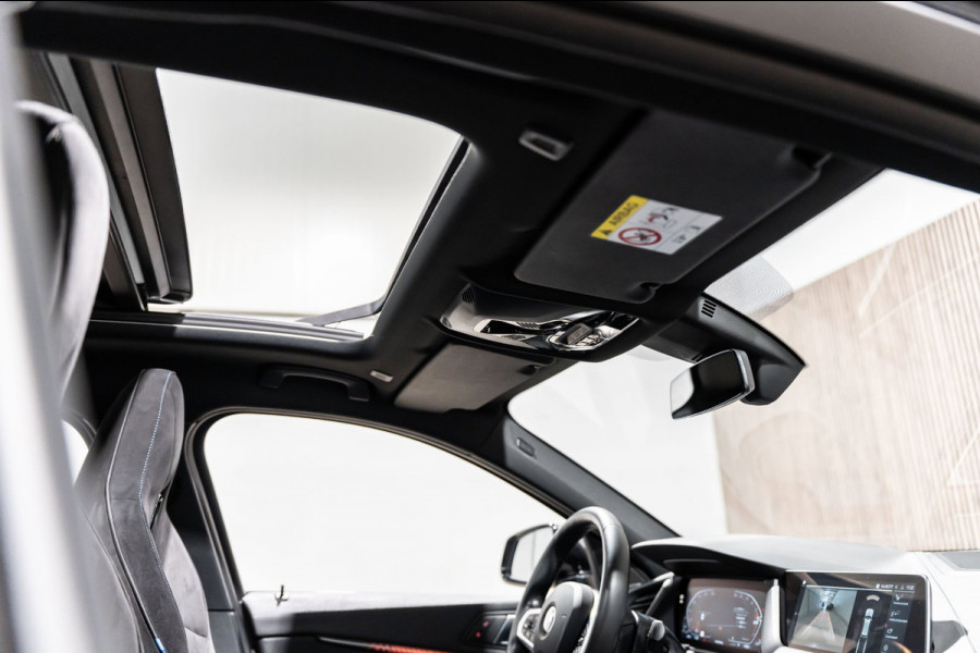 BMW 1-serie 118i M-Sport Pano HUD HK Muziek Kuipstoelen BTW