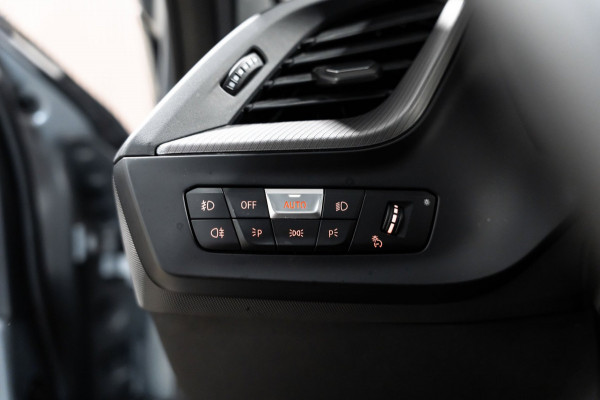 BMW 1-serie 118i M-Sport Pano HUD HK Muziek Kuipstoelen BTW