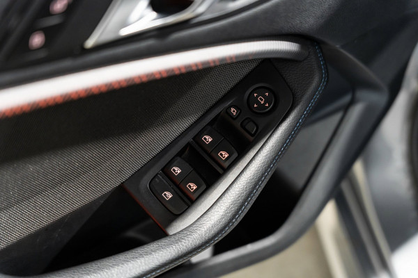 BMW 1-serie 118i M-Sport Pano HUD HK Muziek Kuipstoelen BTW