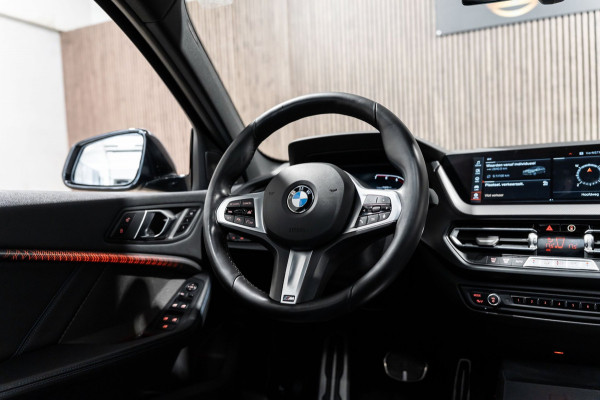 BMW 1-serie 118i M-Sport Pano HUD HK Muziek Kuipstoelen BTW