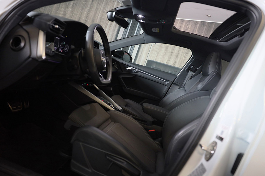 Audi A3 Sportback 45 TFSI e RS3 Look / 245 PK / RS Zetels / B & O / Leder / Head Up / Open Pano / Matrix / Virtual Cockpit / Pdc