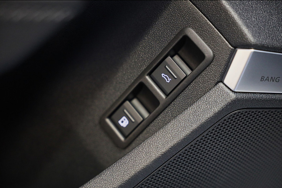 Audi A3 Sportback 45 TFSI e RS3 Look / 245 PK / RS Zetels / B & O / Leder / Head Up / Open Pano / Matrix / Virtual Cockpit / Pdc