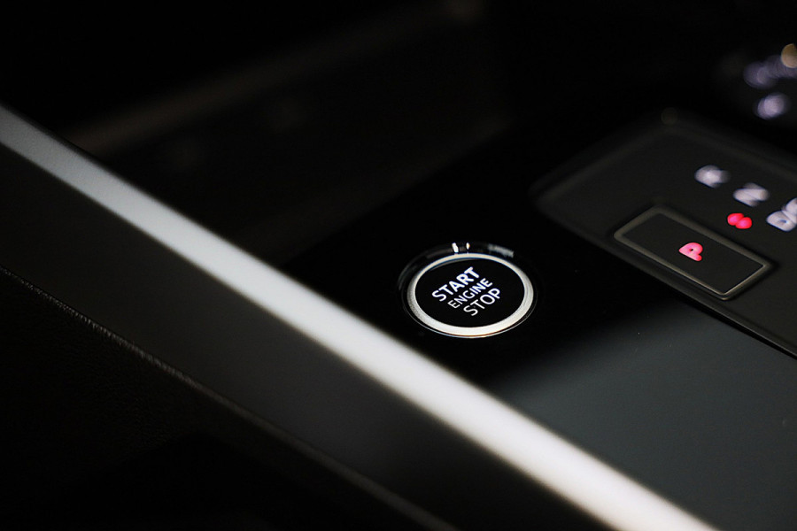 Audi A3 Sportback 45 TFSI e RS3 Look / 245 PK / RS Zetels / B & O / Leder / Head Up / Open Pano / Matrix / Virtual Cockpit / Pdc