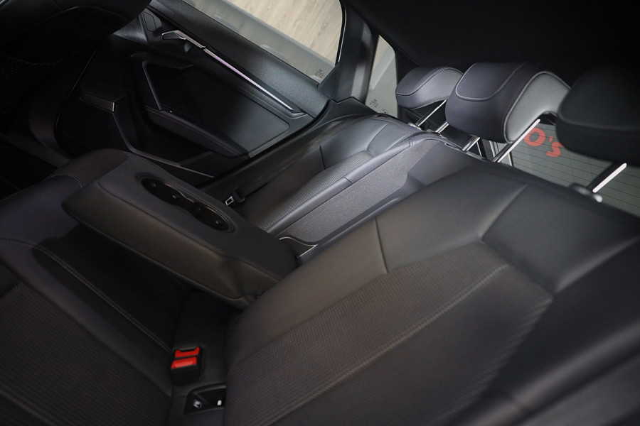 Audi A3 Sportback 45 TFSI e RS3 Look / 245 PK / RS Zetels / B & O / Leder / Head Up / Open Pano / Matrix / Virtual Cockpit / Pdc