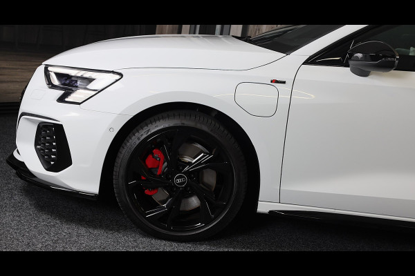 Audi A3 Sportback 45 TFSI e RS3 Look / 245 PK / RS Zetels / B & O / Leder / Head Up / Open Pano / Matrix / Virtual Cockpit / Pdc