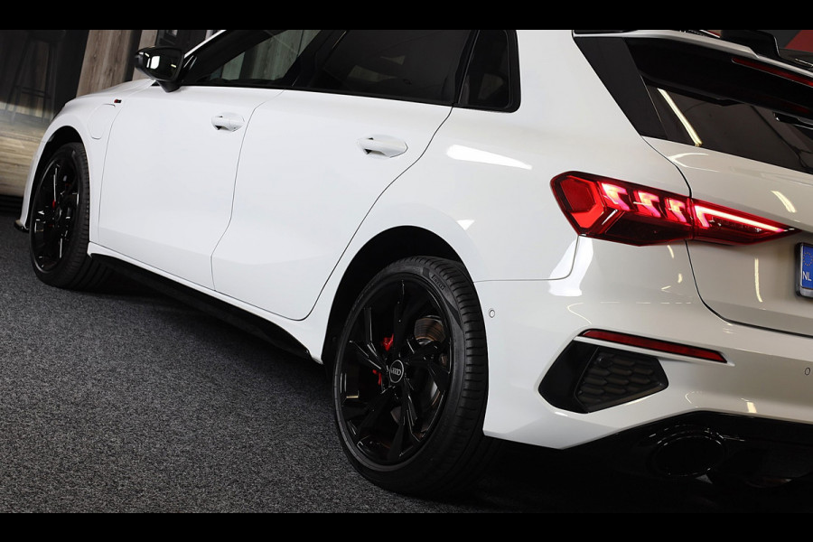 Audi A3 Sportback 45 TFSI e RS3 Look / 245 PK / RS Zetels / B & O / Leder / Head Up / Open Pano / Matrix / Virtual Cockpit / Pdc