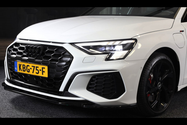 Audi A3 Sportback 45 TFSI e RS3 Look / 245 PK / RS Zetels / B & O / Leder / Head Up / Open Pano / Matrix / Virtual Cockpit / Pdc