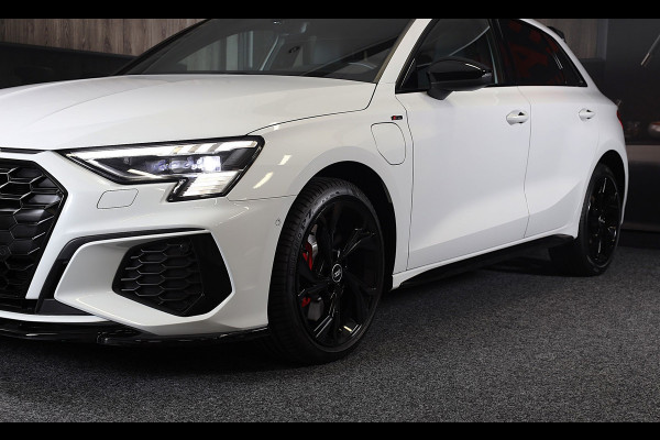 Audi A3 Sportback 45 TFSI e RS3 Look / 245 PK / RS Zetels / B & O / Leder / Head Up / Open Pano / Matrix / Virtual Cockpit / Pdc