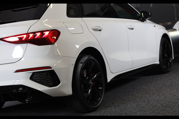 Audi A3 Sportback 45 TFSI e RS3 Look / 245 PK / RS Zetels / B & O / Leder / Head Up / Open Pano / Matrix / Virtual Cockpit / Pdc