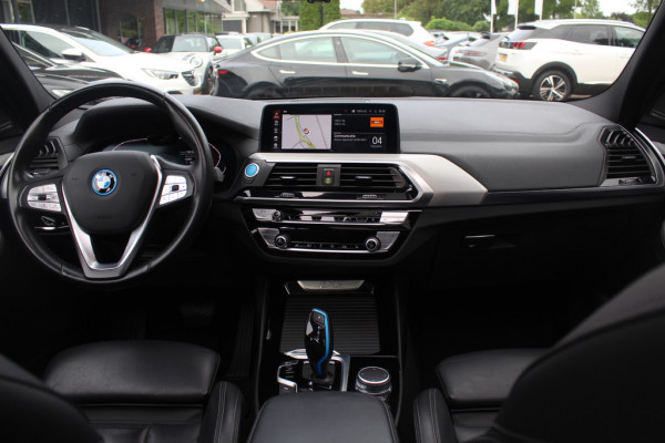 BMW iX3 High Executive 80 kWh / SoH 95,5% / Trekhaak / Panoramadak / Camera / Head-up / 20'' / Leder / Harman Kardon / Navigatie / Memory seats / Dodehoek / DAB / Stoelverwarming / Cruise Control Adaptief