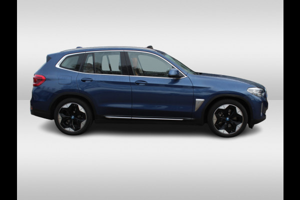 BMW iX3 High Executive 80 kWh / SoH 95,5% / Trekhaak / Panoramadak / Camera / Head-up / 20'' / Leder / Harman Kardon / Navigatie / Memory seats / Dodehoek / DAB / Stoelverwarming / Cruise Control Adaptief