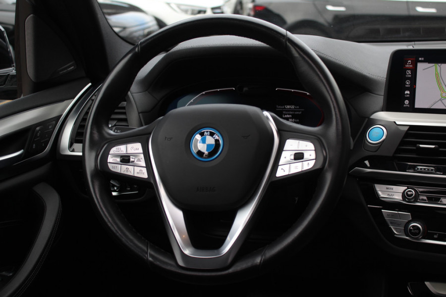 BMW iX3 High Executive 80 kWh / SoH 95,5% / Trekhaak / Panoramadak / Camera / Head-up / 20'' / Leder / Harman Kardon / Navigatie / Memory seats / Dodehoek / DAB / Stoelverwarming / Cruise Control Adaptief