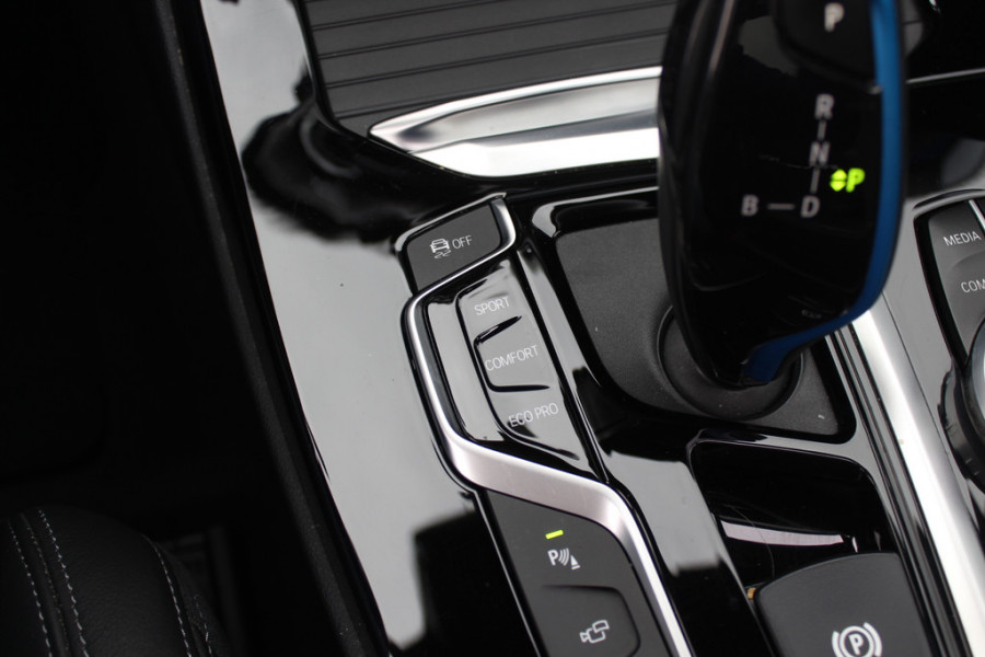 BMW iX3 High Executive 80 kWh / SoH 95,5% / Trekhaak / Panoramadak / Camera / Head-up / 20'' / Leder / Harman Kardon / Navigatie / Memory seats / Dodehoek / DAB / Stoelverwarming / Cruise Control Adaptief