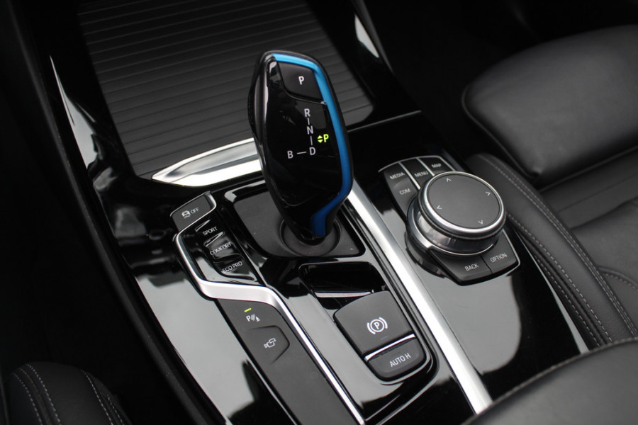 BMW iX3 High Executive 80 kWh / SoH 95,5% / Trekhaak / Panoramadak / Camera / Head-up / 20'' / Leder / Harman Kardon / Navigatie / Memory seats / Dodehoek / DAB / Stoelverwarming / Cruise Control Adaptief