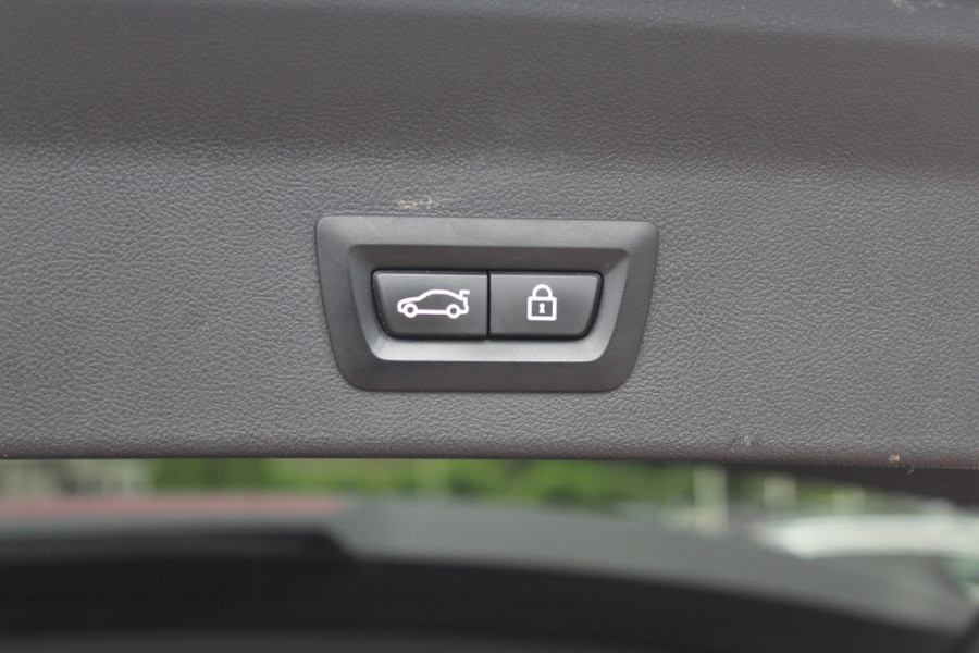 BMW iX3 High Executive 80 kWh / SoH 95,5% / Trekhaak / Panoramadak / Camera / Head-up / 20'' / Leder / Harman Kardon / Navigatie / Memory seats / Dodehoek / DAB / Stoelverwarming / Cruise Control Adaptief