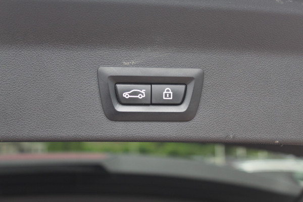 BMW iX3 High Executive 80 kWh / SoH 95,5% / Trekhaak / Panoramadak / Camera / Head-up / 20'' / Leder / Harman Kardon / Navigatie / Memory seats / Dodehoek / DAB / Stoelverwarming / Cruise Control Adaptief