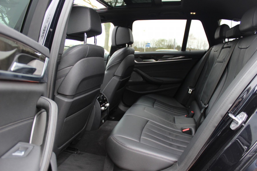 BMW 5 Serie Touring 540i xDrive High Exe. M Sport / Trekhaak / Panoramadak / 360Camera / Head-up / Leder / 19'' / Harman Kardon / CarPlay / Stoelventilatie / Stuur+Stoelverwarming / 4zone / Dodehoek / DAB / ACC