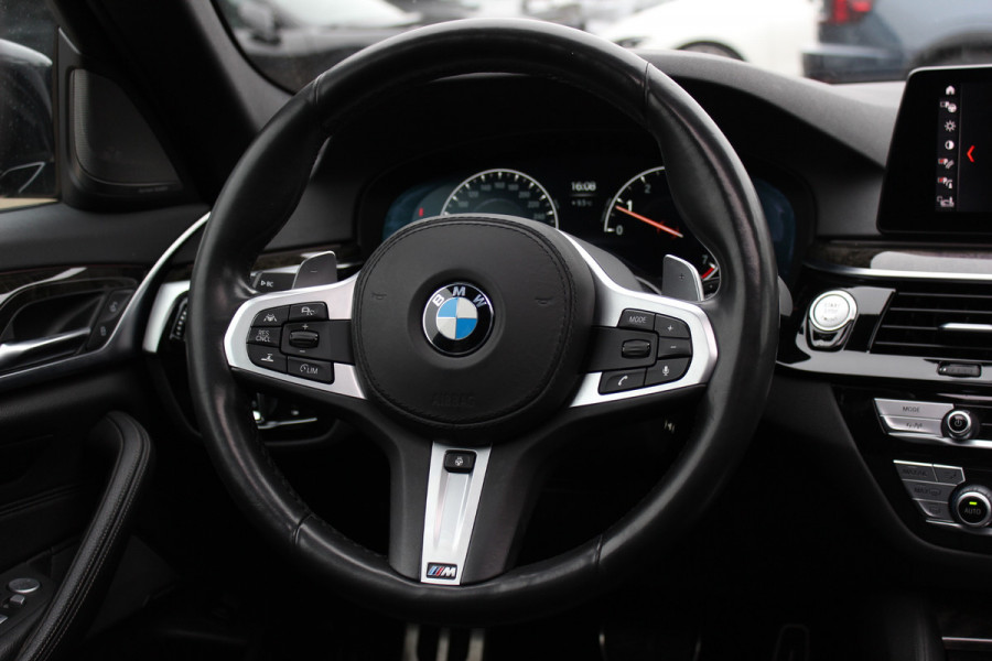 BMW 5 Serie Touring 540i xDrive High Exe. M Sport / Trekhaak / Panoramadak / 360Camera / Head-up / Leder / 19'' / Harman Kardon / CarPlay / Stoelventilatie / Stuur+Stoelverwarming / 4zone / Dodehoek / DAB / ACC