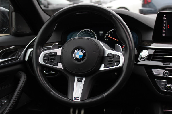 BMW 5 Serie Touring 540i xDrive High Exe. M Sport / Trekhaak / Panoramadak / 360Camera / Head-up / Leder / 19'' / Harman Kardon / CarPlay / Stoelventilatie / Stuur+Stoelverwarming / 4zone / Dodehoek / DAB / ACC