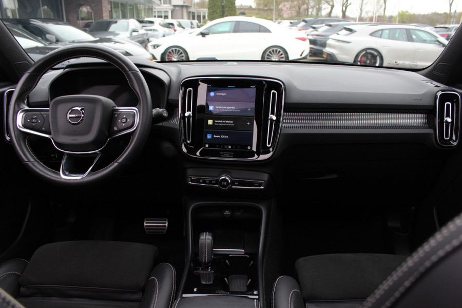 Volvo XC40 Recharge P8 AWD R-Design / SoH 92,1% / Trekhaak / Panoramadak / Camera / Keyless / Harman Kardon / 19'' / Half leder / Stuur+Stoelverwarming / DAB / Dodehoek / ACC