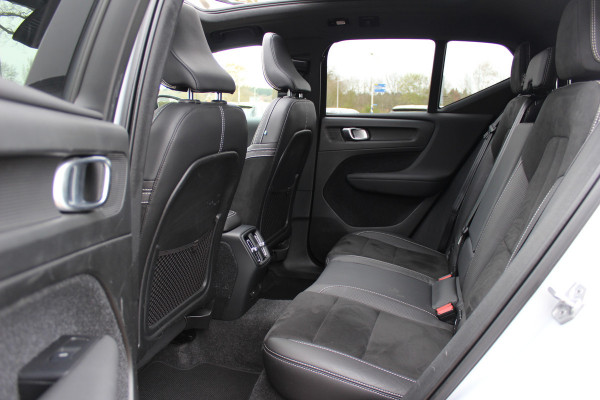 Volvo XC40 Recharge P8 AWD R-Design / SoH 92,1% / Trekhaak / Panoramadak / Camera / Keyless / Harman Kardon / 19'' / Half leder / Stuur+Stoelverwarming / DAB / Dodehoek / ACC