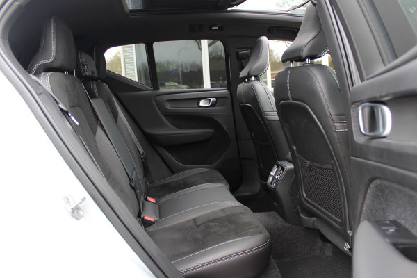 Volvo XC40 Recharge P8 AWD R-Design / SoH 92,1% / Trekhaak / Panoramadak / Camera / Keyless / Harman Kardon / 19'' / Half leder / Stuur+Stoelverwarming / DAB / Dodehoek / ACC