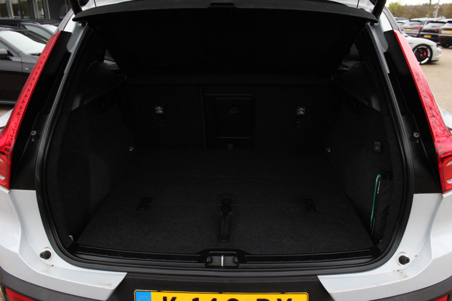 Volvo XC40 Recharge P8 AWD R-Design / SoH 92,1% / Trekhaak / Panoramadak / Camera / Keyless / Harman Kardon / 19'' / Half leder / Stuur+Stoelverwarming / DAB / Dodehoek / ACC