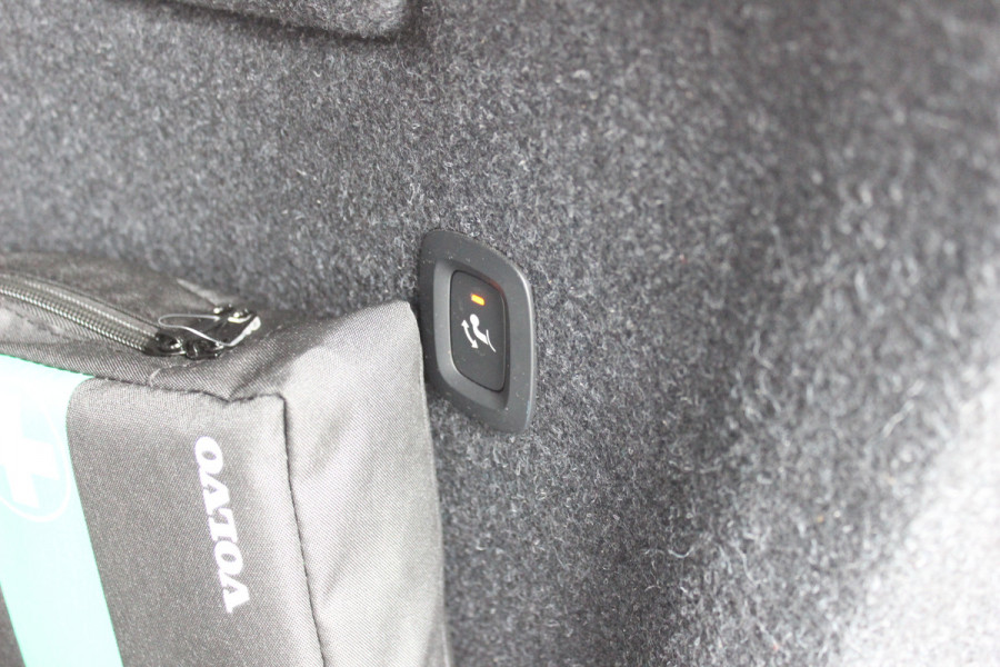 Volvo XC40 Recharge P8 AWD R-Design / SoH 92,1% / Trekhaak / Panoramadak / Camera / Keyless / Harman Kardon / 19'' / Half leder / Stuur+Stoelverwarming / DAB / Dodehoek / ACC