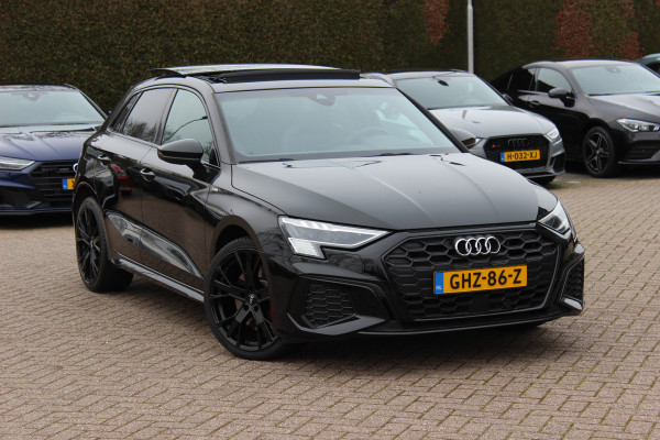 Audi A3 Sportback 45 TFSI e S edition Competition / Trekhaak / Panoramadak / CarPlay / Matrix LED / Keyless / Parkeerhulp V+A / 18'' / Half leder / Navigatie / DAB / Dodehoek / Stoelverwarming / ACC